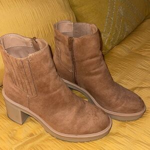 Universal thread woman’s boots